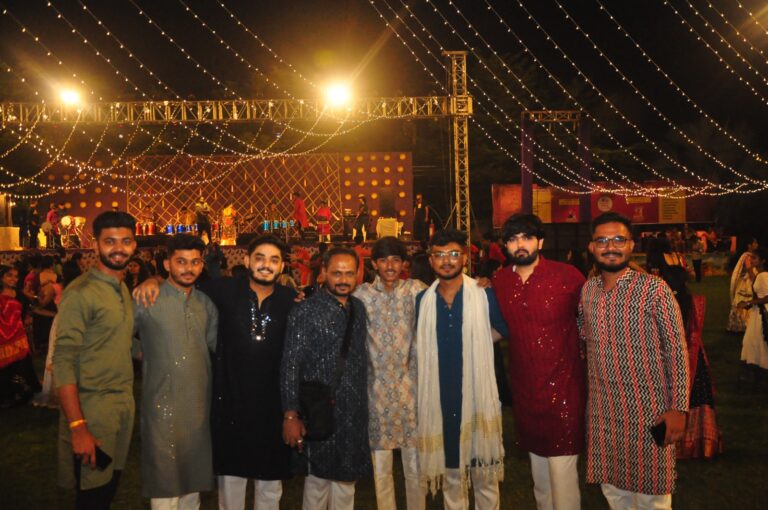 Navli Navratri: Singer Komal Parekh Ignites Garba Enthusiasm on Day One at Vibrant Maniyaro