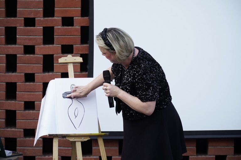 Swiss artist Evelyne Brader-Frank mesmerises audience at Bespoke Art Gallery’s live painting session